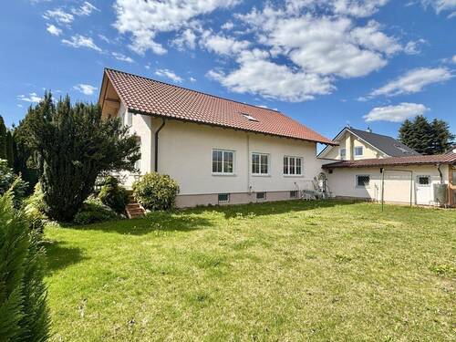 schön angelegter Garten - Einfamilienhaus mit 157,00 m&sup2; in Plattling zum Kaufen