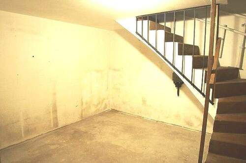 KG Abstellfläche unter Treppe - 