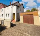 1 Hausansicht mit Garage - Stark sanierungsbedürftiges 3-Familienhaus auf Erbpachtgrundstück in Northeim