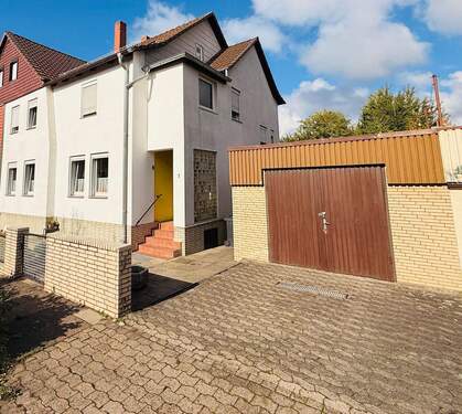 1 Hausansicht mit Garage - Stark sanierungsbedürftiges 3-Familienhaus auf Erbpachtgrundstück in Northeim