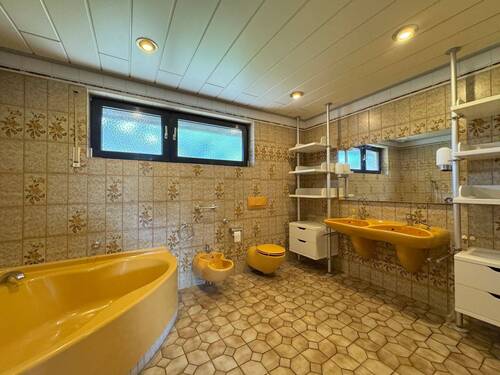 Bad mit Wanne und Dusche - 