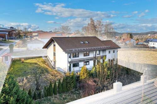 Bild 1 - Einfamilienhaus mit Einliegerwohnung in Viechtach - Wohnen mit Weitblick im Bayerischen Wald