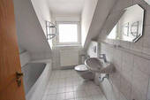 Bad mit Badewanne, Dusche und Fenster - 