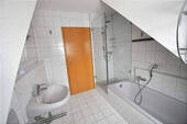 Bad mit Badewanne, Dusche und Fenster - 