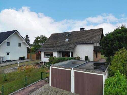 Frontansicht mit Doppelgarage - Charmantes Einfamilienhaus mit großem Platzangebot in ruhiger Lage von Calden