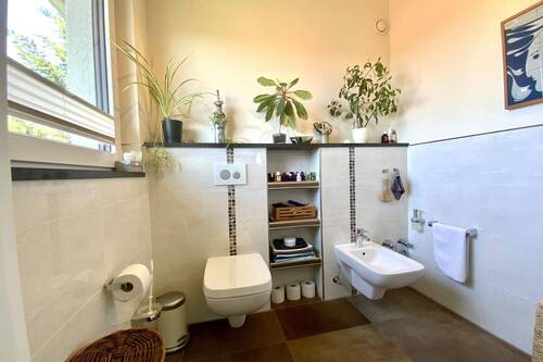 WC-Bereich mit Bidet und Tageslicht - 