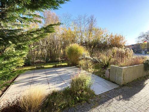 sonnige Terrasse und eigener Garten - 