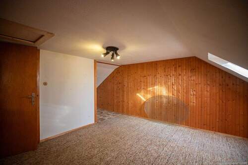 Zimmer im Dachgeschoss - 