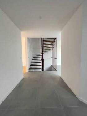 Treppe zum 1.OG und Keller - Top renovierter Wohntraum mit Retro Charme