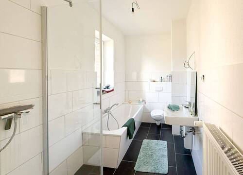  Tageslichtbad mit Wanne und Dusche - 