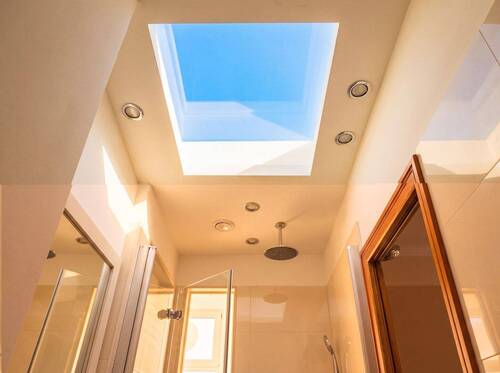 Moderne Decke im Badezimmer - 