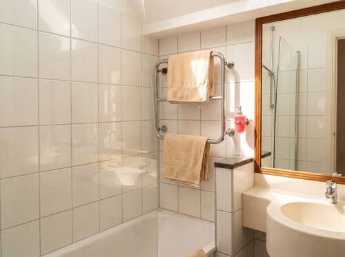 Helles Bad mit Wanne - 