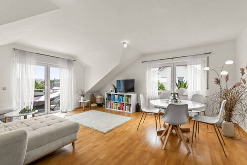 Bild 1 - #KOMINOS IMMOBILIEN# Attraktive Dachgeschosswohnung mit Balkon & Garage