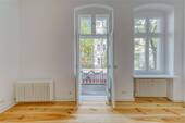 Wohnzimmer mit Balkonzugang - 2 Zimmer Etagenwohnung zum Kaufen in Berlin