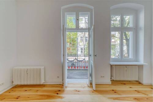 Wohnzimmer mit Balkonzugang - 2 Zimmer Etagenwohnung zum Kaufen in Berlin