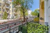 Balkon mit Blick in die Straße - 