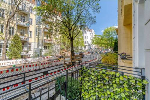 Balkon mit Blick in die Straße - 