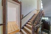 Treppenhaus + Wohnungseingan - 