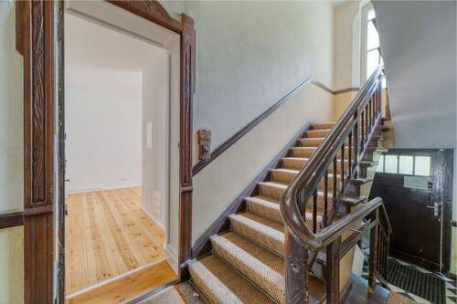 Treppenhaus + Wohnungseingan - 