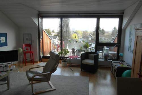 geräumiger Wohnraum mit Balkon - 