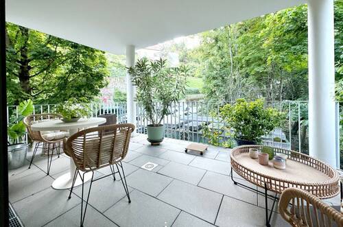 herrlicher Balkon, Blick 1 - 4 Zimmer Etagenwohnung zur Miete in Stuttgart