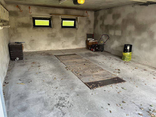 Garage mit Montagegrube und Starkstromanschluss - 