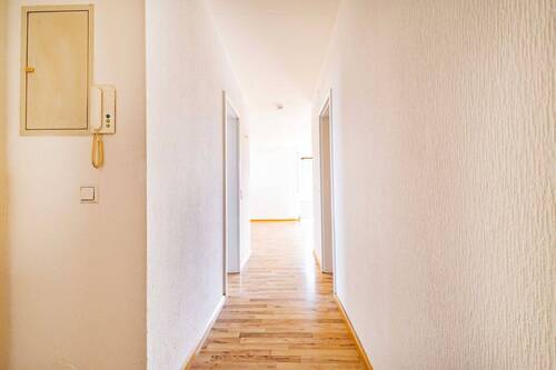 Heller Eingangsbereich - 2 Zimmer Etagenwohnung zum Kaufen in Bad Krozingen