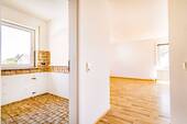 Flur mit Blick in Küche & Wohnzimmer - 2 Zimmer Etagenwohnung in Bad Krozingen