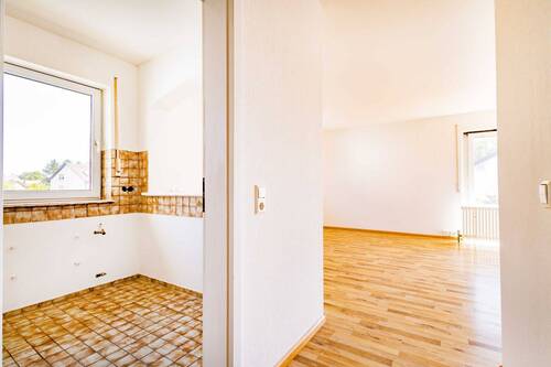 Flur mit Blick in Küche & Wohnzimmer - 2 Zimmer Etagenwohnung in Bad Krozingen