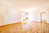 Wohnzimmer mit Zugang zum Balkon - Etagenwohnung mit 63,80 m&sup2; in Bad Krozingen zum Kaufen