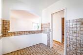 Küchenbereich mit Blick ins Wohnzimmer - 
