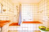 Badezimmer mit Badewanne und Dusche - 