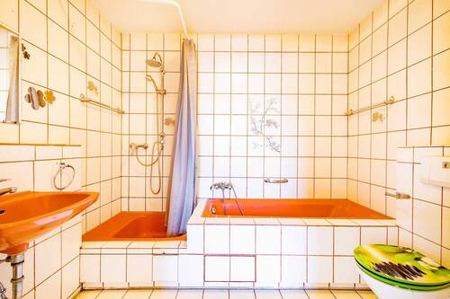 Badezimmer mit Badewanne und Dusche - 