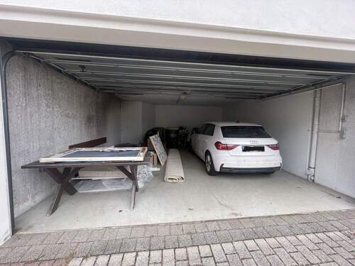 Garagenstellplatz mit elektrischem Tor - 
