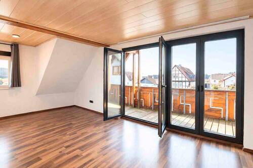 01_Schlafzimmer_OG - Fast wie ein eigenes Haus - charmante Maisonette-Wohnung mit Kamin, Balkon & Dachstudio
