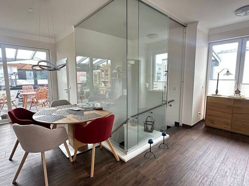 Ansicht Treppenaufgang - Etagenwohnung mit 220,00 m² in Rastede zum Kaufen