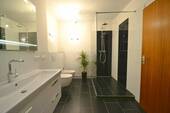 Modern ausgestattetes Bad mit Dusche - 