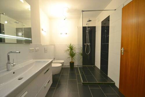 Modern ausgestattetes Bad mit Dusche - 