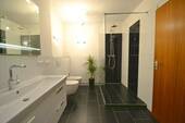 Modern ausgestattetes Bad mit Dusche - 