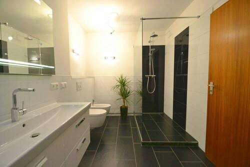 Modern ausgestattetes Bad mit Dusche - 