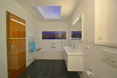 Helles Bad mit komfortabler Badewanne - 