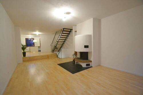 Offener Ess- und Wohnbereich mit gemütlichem Kamin - 