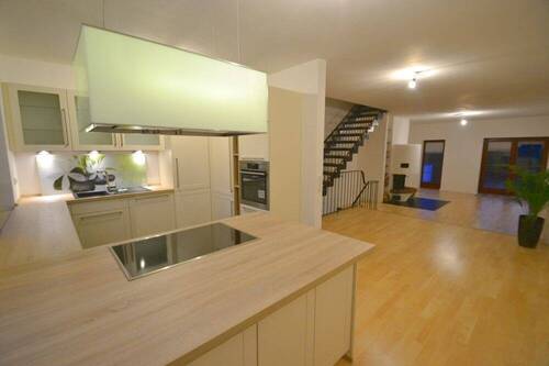 Offene, in hellen Tönen gehaltene Küche - 