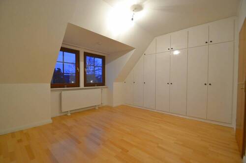 Potentielles Kinderzimmer mit praktischen Einbauschränken - 