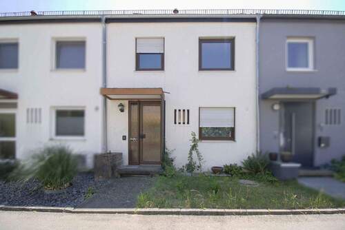 Hausansicht Straße - Charmantes Reihenmittelhaus mit Garten in ruhiger Lage von Heilbronn