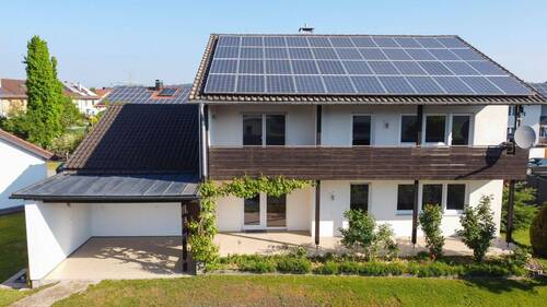 Freisitz, Balkon, PV Anlage.jpg - Familienparadies mit großem Garten & Bachzugang – Viel Platz zum Leben und Wohlfühlen