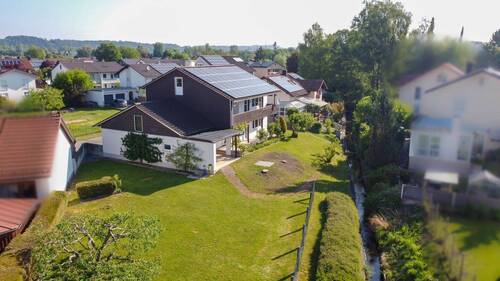 Großer ruhiger Garten mit Bachzugang.jpg - 8 Zimmer Einfamilienhaus zum Kaufen in Neuötting