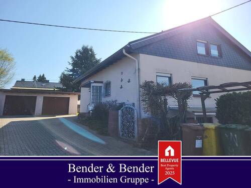 Frontansicht - Einfamilienhaus mit Garten und zwei Garagen in ruhiger Lage