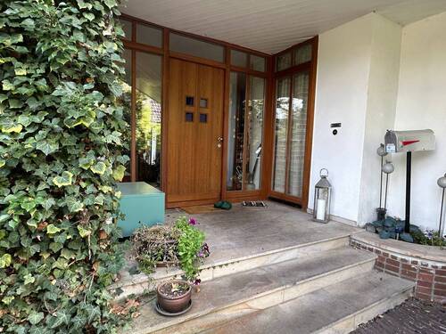 Eingangsbereich Wohnhaus hinten - 1 Zimmer Einfamilienhaus zum Kaufen in Rastede