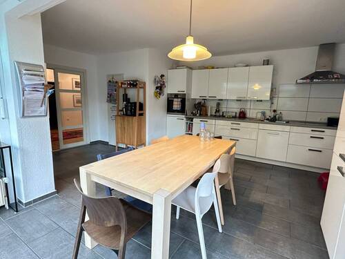 Blick in die geräumige Küche - Einfamilienhaus mit 415,00 m² in Rastede zum Kaufen